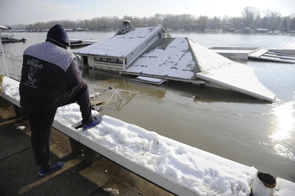 Ljudi zastaju i gledaju