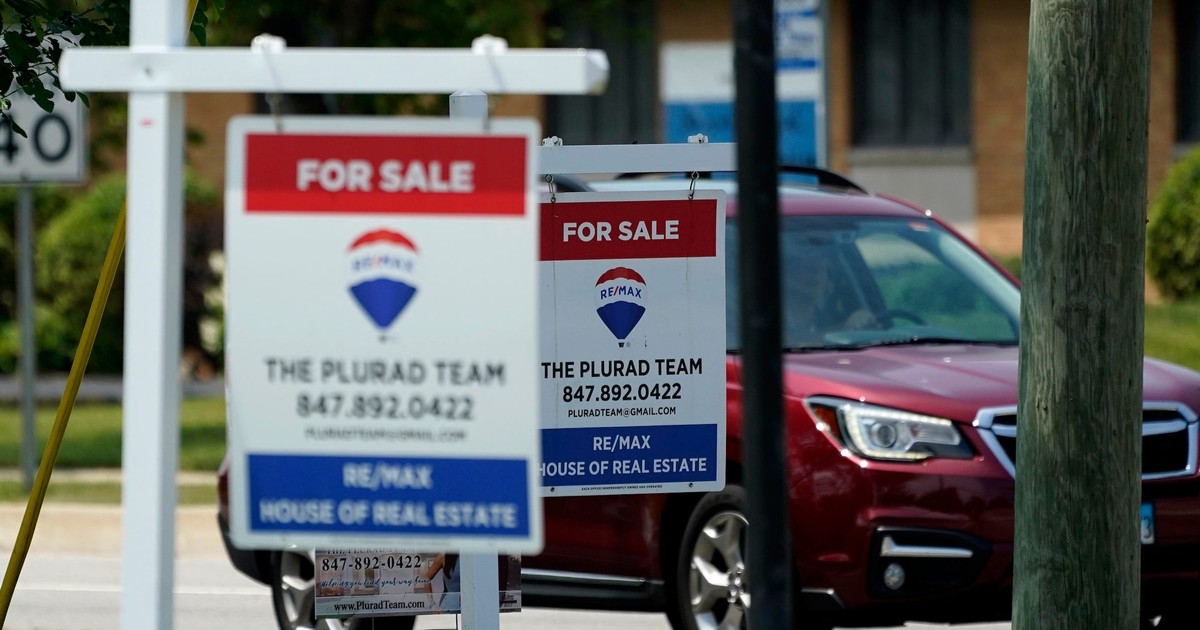 Mortgage rates log biggest drop in over a year amid falling bond yields