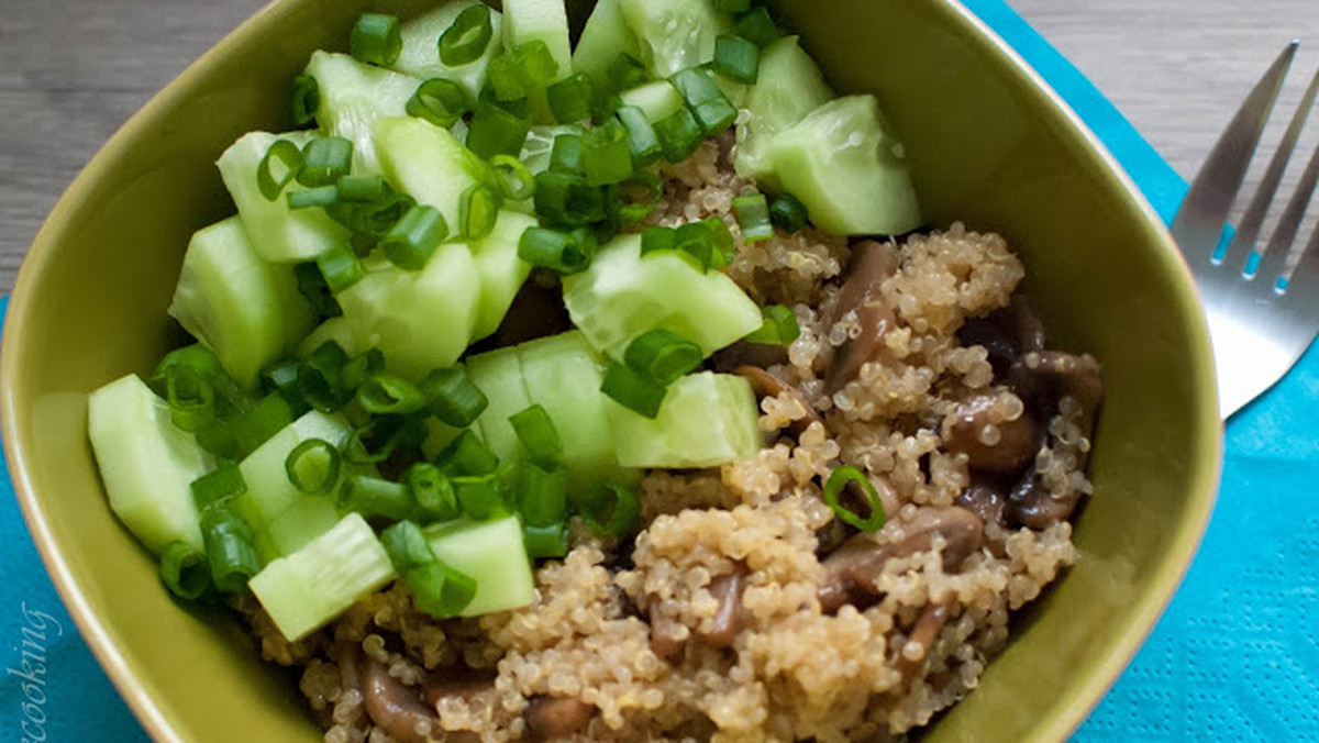 Quinoa, czyli komosa ryżowa nazywana jest też złotem Inków. Roślina ta należy do tej samej rodziny, co buraki czy szpinak. Może być znakomitym elementem diety. Bogata w białko doskonale komponuje się z pieczarkami, tworząc lekkie i proste danie. Uwierzycie albo nie, ale quinoa i pieczarki to naprawdę warte wypróbowania połączenie!