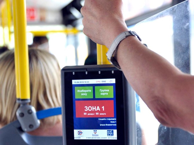 Preporučuje se nošenje rukavica u javnom prevozu, a po izlasku iz autobusa operite ili dezinfikujte ruke