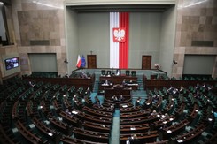 Opozycyjna koalicja wygrałaby z PiS. Kto jeszcze znalazłby się w Sejmie? SONDAŻ