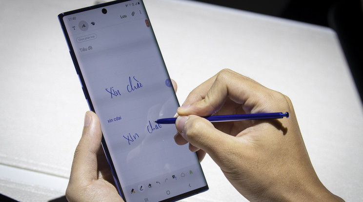 Az okosórákkal is összeköthető Galaxy Note 10 éke az S Pen /Fotó: Getty Images