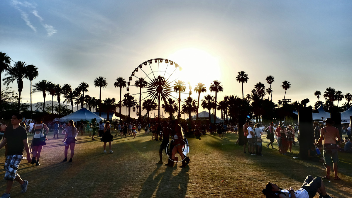 "Kiedy jesteś z Nowego Jorku, twoje lokalne wiadomości stają się światowe". Co prawda Coachella jest na zupełnie innym wybrzeżu, ale działa tu podobna zasada. Najważniejszy festiwal Ameryki z automatu staje się najważniejszym festiwalem świata. Jego line-up to punkt odniesienia dla wielu innych imprez, a ludzie odlegli o dziewięć stref czasowych zarywają noce, żeby oglądać streamingi koncertów. W dodatku Coachella śmiało wychodzi z muzycznego wymiaru. Popularna sieć odzieżowa wypuszcza specjalną festiwalową kolekcję. O tym, że Madonna pocałowała Drake'a, a David Hasselhof za dobrze się bawił, mogli słyszeć nawet ci, którzy o Coachelli słyszeć nie chcieli. O takim statusie marzy wiele festiwali.