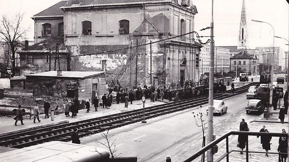 Przesunięcie kościoła Narodzenia NMP w Warszawie. 60 lat temu dokonano niezwykłej operacji.