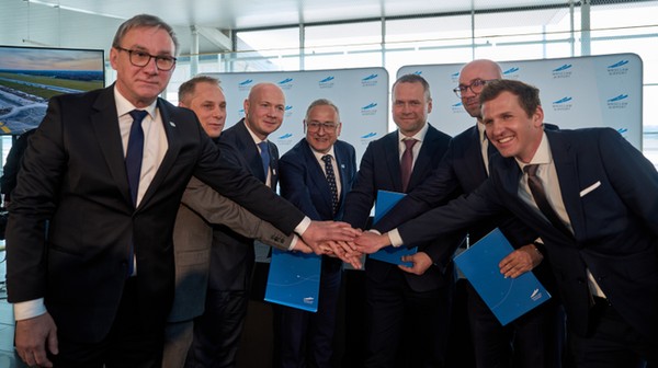 Prezesi Portu Lotniczego Wrocław tuż po podpisaniu umowy z konsorcjum AKE Studio oraz WLC Inżynierowie na opracowanie koncepcji architektoniczno-funkcjonalnej i dokumentacji projektowej dotyczącej przebudowy oraz rozbudowy terminalu pasażerskiego. 