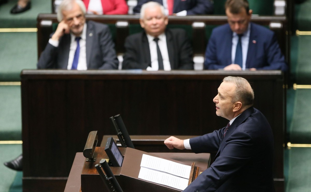 Schetyna pytany w piątek w programie "Rzecz o polityce" portalu rp.pl, czy Platforma Obywatelska zamierza przywieźć na marsz autokarami ludzi z różnych regionów Polski powiedział, że PO "pomoże dojechać tym, którzy nie mogą sami tego zorganizować".