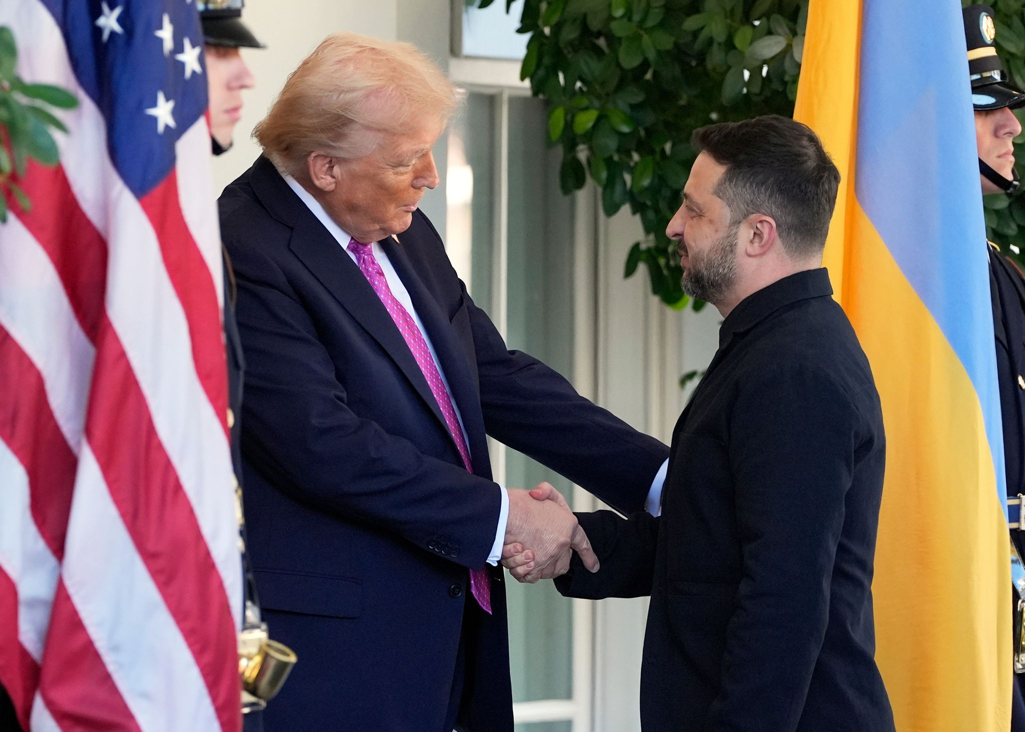 Трамп молчит о «Томагавках» — планирует встречу с Путиным без Зеленского
