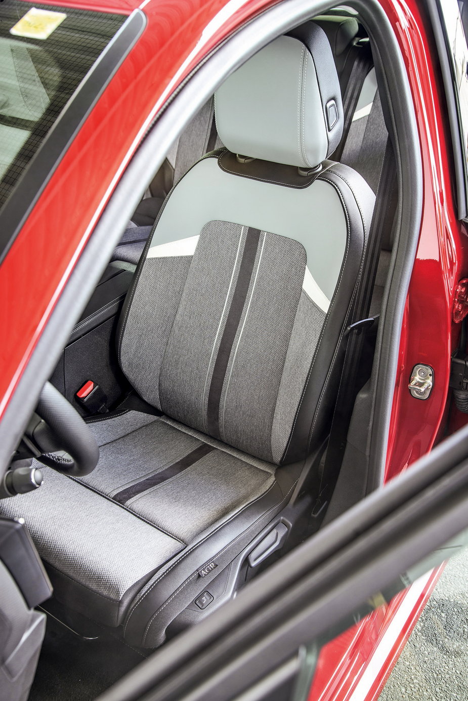 Opel Astra 2022 - certyfikowane przednie fotele: bardzo wygodne, z przyjazną dla pleców konstrukcją oparcia.
