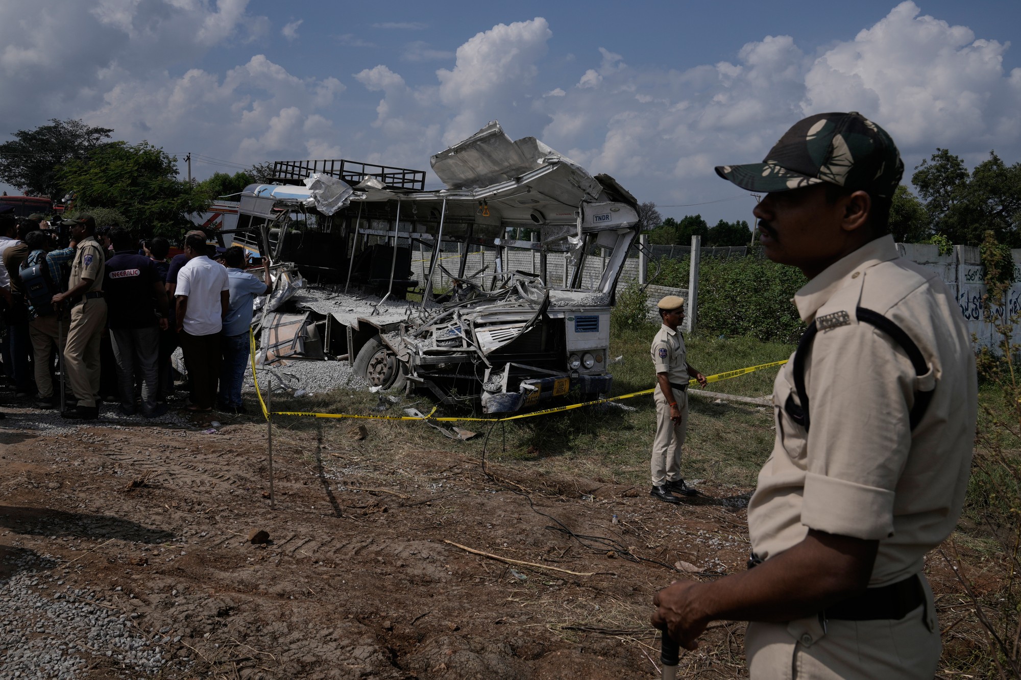 Pri zrážke nákladiaku s autobusom v Indii zahynulo najmenej 20 ľudí.