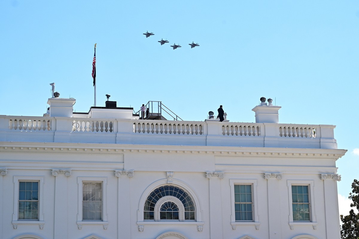 Pokaz lotniczy nad Białym Domem w Waszyngtonie podczas powitania prezydenta RP Karola Nawrockiego przez prezydenta USA Donalda Trumpa