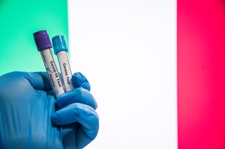 Włochy: Ponad 1000 ognisk zakażeń. Ich dobowa liczba najwyższa od maja