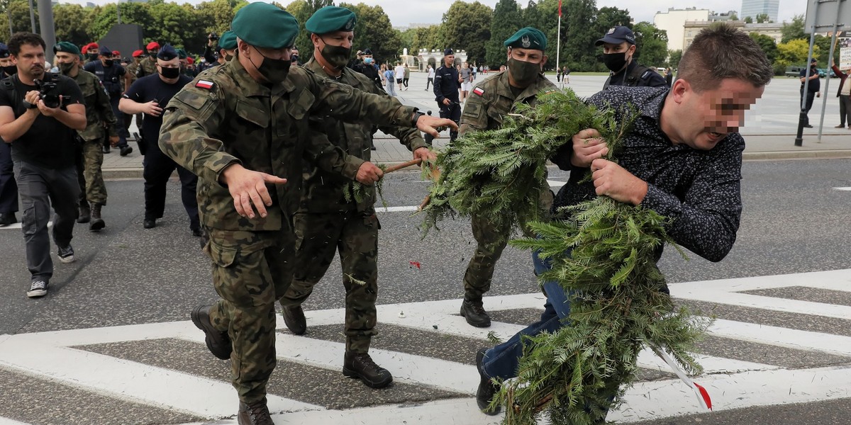 Po raz kolejny podczas miesięcznicy smoleńskiej doszło do incydentu i przepychanek z wojskiem i policją. 