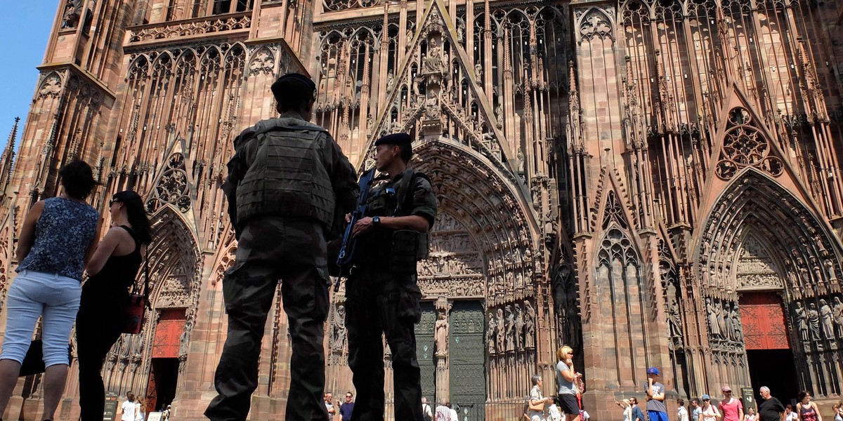 Auto wypełnione siedmioma butlami gazowymi pozostawiono w pobliżu katedry Notre-Dame