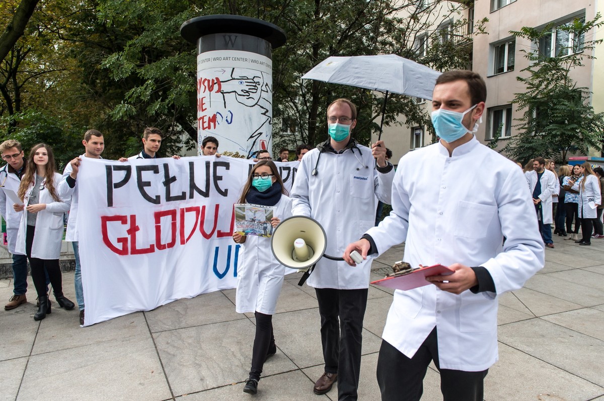 Główne postulaty protestujących to m.in. wzrost finansowania ochrony zdrowia, poprawa warunków pracy i podwyższenie wynagrodzeń.