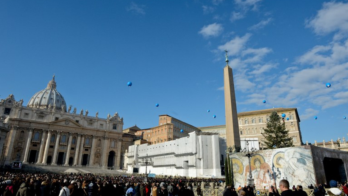 Włoscy i zagraniczni turyści protestują przeciwko poważnym utrudnieniom w Watykanie, gdzie od 1 stycznia nie można płacić za nic żadną kartą bankową. Transakcje zostały zablokowane przez włoski bank centralny w ramach walki z praniem brudnych pieniędzy.