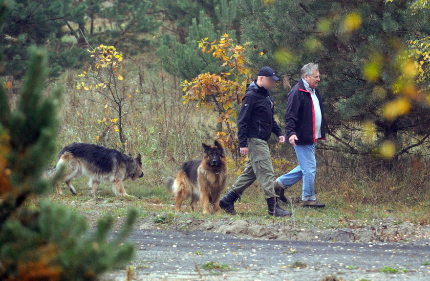 Kwaśniewski zbiera butelki w lesie