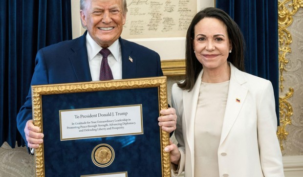 Donald Tramp i Marija Korina Mačado, nakon što mu je predala svoju Nobelovu nagradu za mir