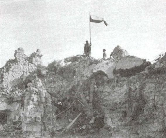 Polska flaga na Monte Cassino (domena publiczna).