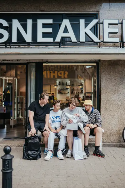 W sklepie Bagi przypadkowo spotyka znajomych i pokazuje im jakie buty będą dziś z Michałem fotografować