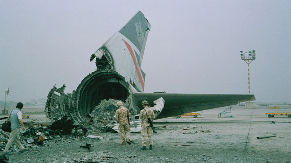 Wrak zniszczonego samolotu linii British Airways na lotnisku w Kuwejcie