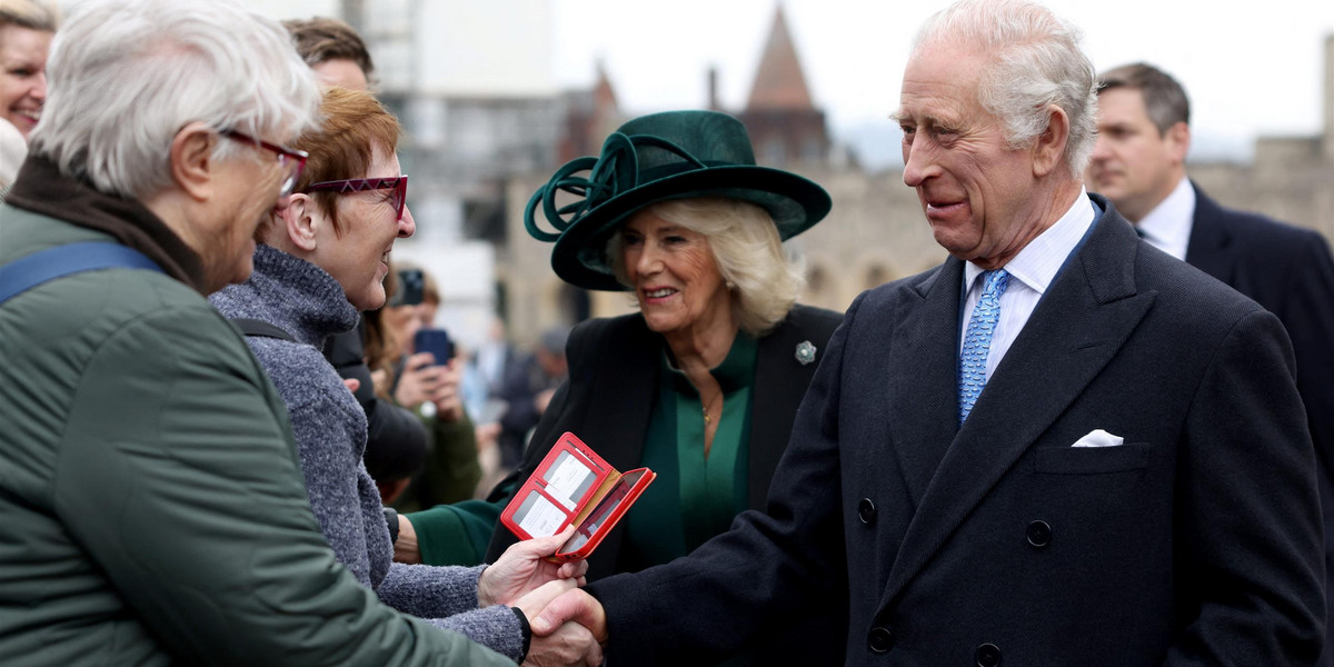 Królowa Camilla i król Karol III po mszy wielkanocnej w 2024 r.