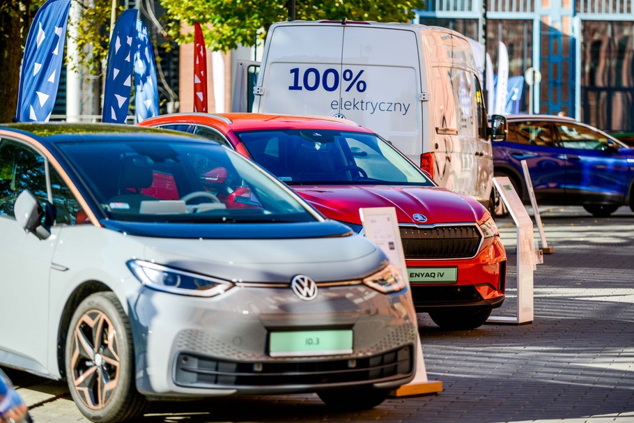 Udział pojazdów napędzanych elektrycznie w ofertach aut z drugiej ręki wzrósł od 2019 r. sześciokrotnie — wynika z danych serwisu autobaza.pl