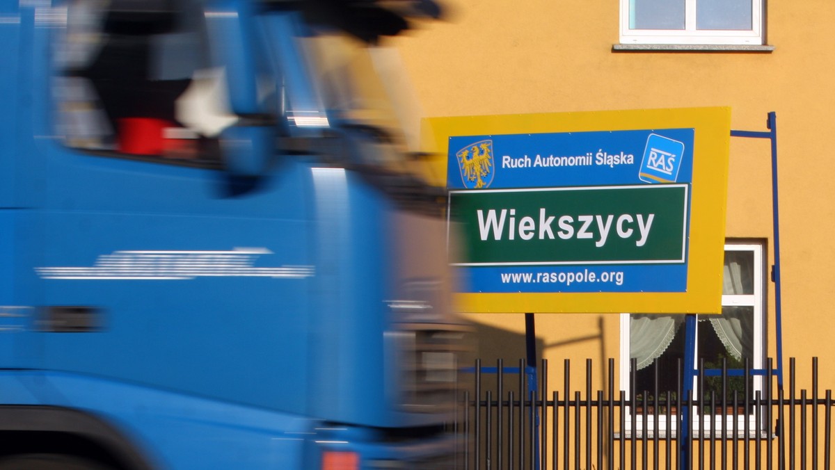 Tablica ze śląską nazwą miejscowości stanęła w Większycach - poinformował Ruch Autonomii Śląska. Na pomysł jej wykonania i ustawienia wpadł sołtys miejscowości. Tablicę sfinansowano ze składek członków RAŚ.