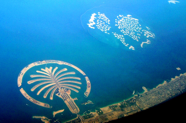 Widok na sztuczne archipelagi The Palm oraz The World u wybrzeży Dubaju. Widoczny na pierwszym planie kompleks Palm Jumeirah jest największym sztucznym archipelagiem wysp na świecie. Koszt jego budowy wyniósł ponad 12 miliardów dolarów USD. Fot. Daniel Rząsa/Forsal.pl