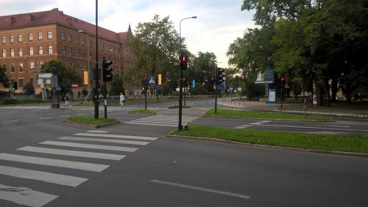 Na dzień przed rozpoczęciem Światowych Dni Młodzieży na krakowskich ulicach ruch samochodowy przebiega płynnie. Nie ma też tłoku w miejskiej komunikacji.  Urzędnicy podkreślają, że większych utrudnień należy się spodziewać od jutra.