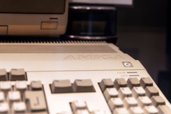 Fani gier retro będą zachwyceni. Koch Media ma dla nich konsolę jak Amiga