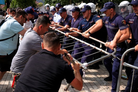 (FOTO, VIDEO) DEMONSTRANTI RAZBIJALI PROZORE, POLICIJA AKTIVIRALA VODENE TOPOVE Haos se širi na ulicama Albanije: Traži se Ramina ostavka zbog Kušnerovog projekta, KOVČEG zgrozio sve