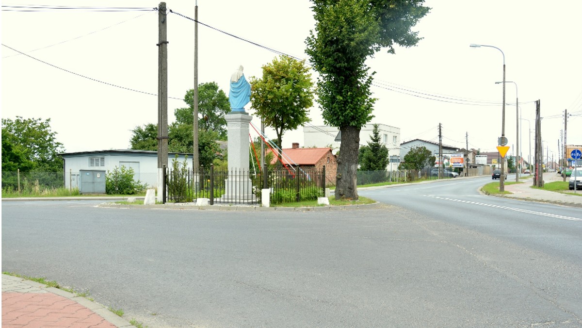 Dzisiaj pierwszy dzień prac przy budowie ronda na skrzyżowaniu ul. Starołęckiej i Głuszyna. Ma ono wpłynąć na bezpieczeństwo w okolicach skrzyżowania, gdzie często dochodzi do kolizji oraz wypadków. Inwestycja będzie gotowa do końca listopada - do tego czasu kierowcy oraz pasażerowie komunikacji miejskiej muszą się liczyć z utrudnieniami w ruchu.