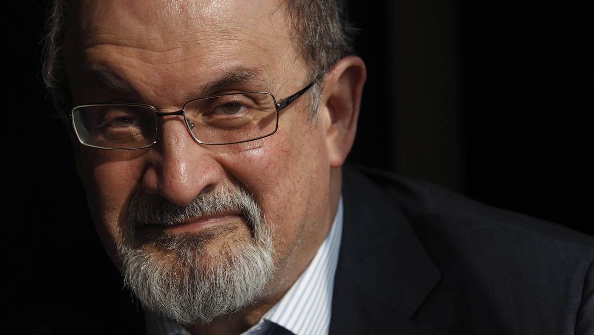 Angielski prozaik Salman Rushdie podpisał umowę na wydanie autobiografii. Książka prawdopodobnie ukaże się w 2012 r. i opowie m.in. o wyroku śmierci wydanym na niego przez islamskich fundamentalistów - podało w Londynie wydawnictwo Random House.