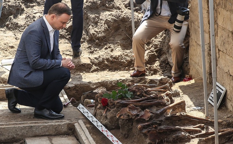 - Z wielkim wzruszeniem przybyłem tutaj na Powązki na tzw. Łączkę, żeby pokłonić się szczątkom żołnierzy niezłomnych, które zostały wydobyte przez zespół pana prof. (Krzysztofa) Szwagrzyka, przez tych ludzi, którzy tutaj z tak wielkim poświęceniem wykonują tą służbę dla Rzeczypospolitej - powiedział prezydent. - Przyszedłem im podziękować za to, że służą tak Polsce. To są młodzi ludzie, to są wolontariusze, to są ci, którzy wykonują to tak niezwykle ważne zadanie, które jest bez wątpienia budowaniem godności naszego państwa. Cieszę się, że mogę tutaj być, i że mogłem im uścisnąć rękę. Jest to dla mnie jako prezydenta Rzeczypospolitej niezwykle ważne - dodał Andrzej Duda. Prace IPN, które mają potrwać do końca czerwca br., są realizowane na terenie do niedawna niedostępnym - do grudnia 2016 r. zajmowanym przez grobowce z lat 80. To ostatni etap poszukiwań na Łączce, podczas których zespół prof. Szwagrzyka spodziewa się podjąć z ziemi szczątki ok. 100 osób, w tym żołnierzy podziemia niepodległościowego. W latach 1948-56 zmarli lub zostali straceni oni w więzieniu przy ul. Rakowieckiej w Warszawie. Wciąż poszukiwane są szczątki m.in. gen. Augusta Emila Fieldorfa, rtm. Witolda Pileckiego, płk. Łukasza Cieplińskiego.