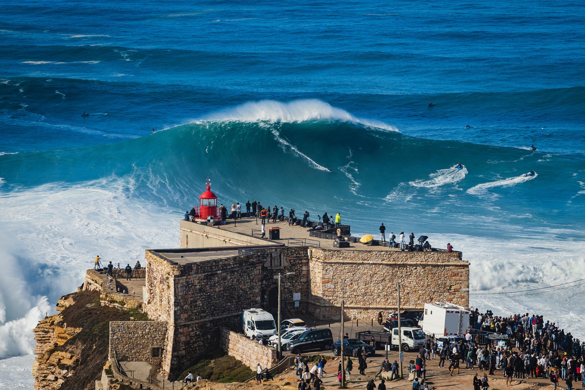 Nazaré je jedno z najobľúbenejších portugalských prímorských letovísk na Striebornom pobreží. (ilustračné foto)