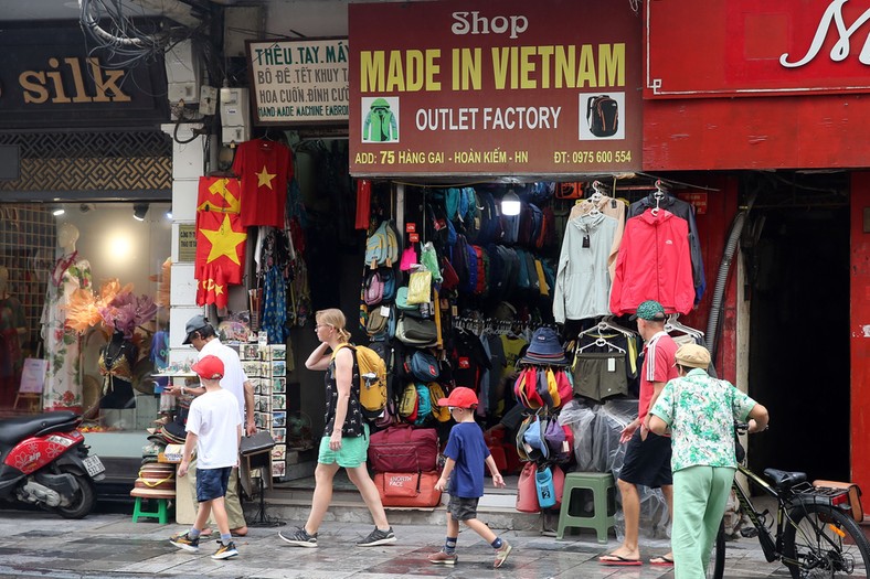 Turyści przechodzą obok sklepu „Made in Vietnam” w Hanoi, 3 lipca 2025 r. Zdjęcie ilustracyjne