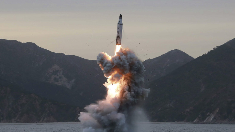 Rada Bezpieczeństwa ONZ potępiła jednogłośnie przeprowadzoną w niedzielę przez Koreę Północną próbę rakietową. Pilne posiedzenie Rady został zwołane z inicjatywy USA, Japonii i Korei Płd.