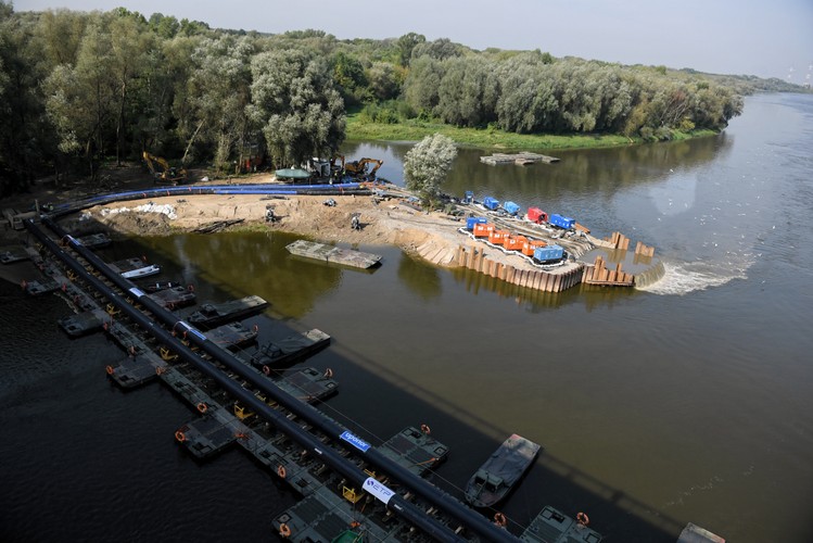 Układanie rurociągu zastępczego na moście pontonowym na Wiśle