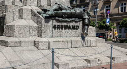 Pomnik Grunwaldzki na placu Matejki otoczony słupkami. Ludzie na deskorolkach go niszczyli 