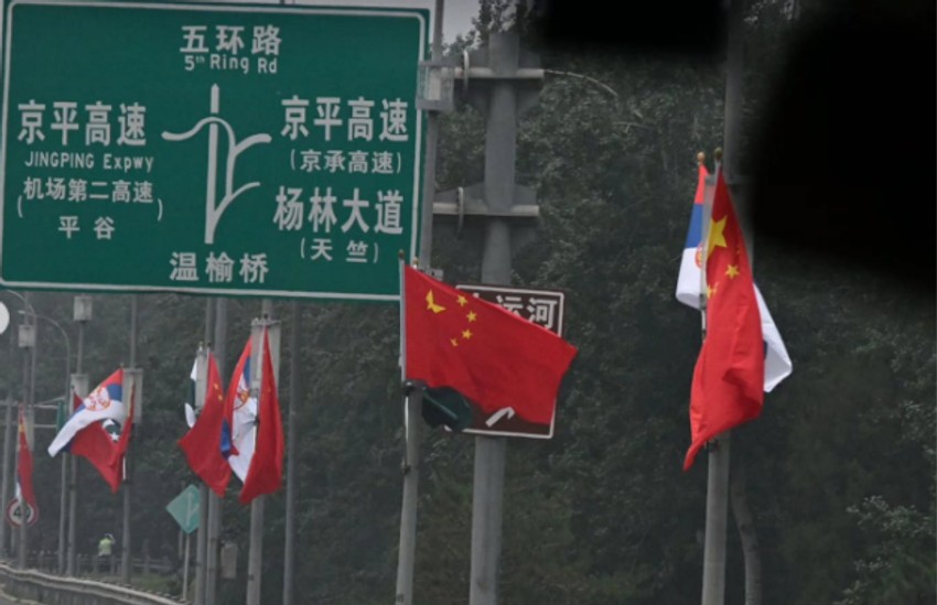 Srpke i kineske zastave na ulicama Pekinga