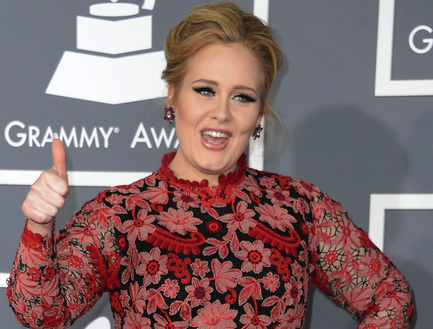 Adele uhonorowana przez królową Elżbietę II