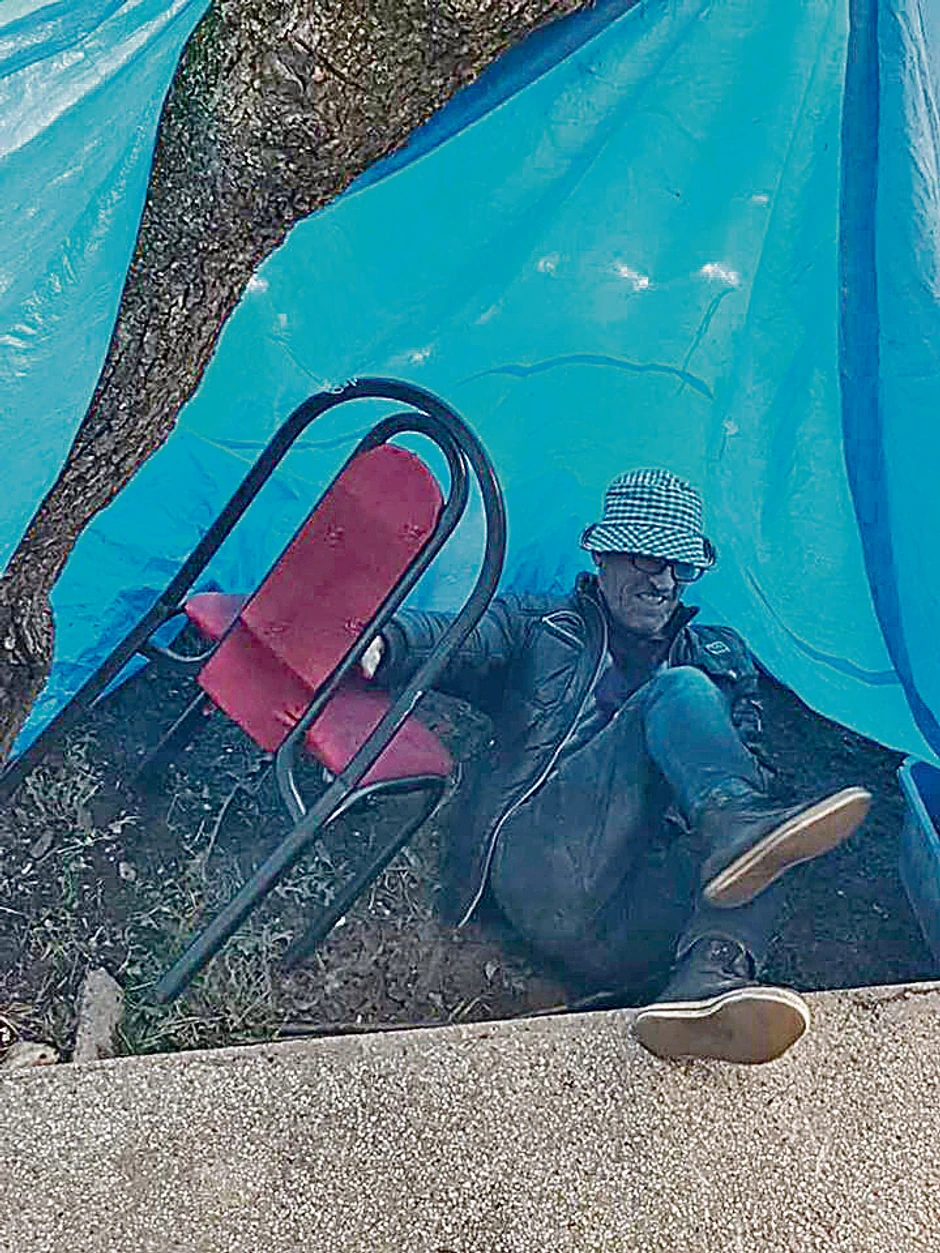 Sin nam je ustupio na korišćenje fotografiju koja je navodno nastala kada je čovek pao s terase