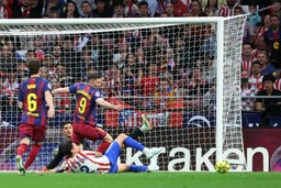 przypadkowy gol roberta lewandowskiego. do siatki atletico trafił lewym barkiem