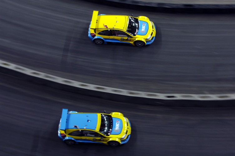 W jednakowych autach ruszą do równoległego boju