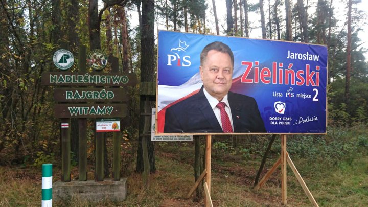 Plakat wyborczy Jarosława Zielińskiego na terenie Nadleśnictwa Rajgród