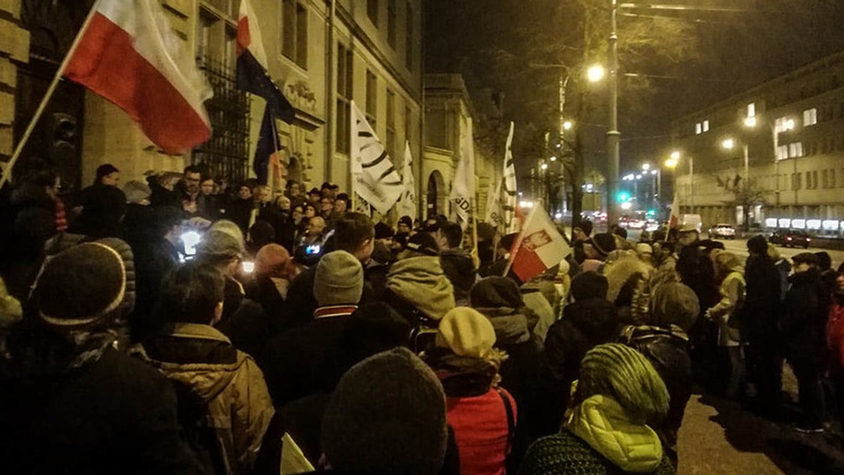 Co najmniej 210 osób dostało już zaoczne wyroki za udział w antyrządowych protestach, a nawet 800 może mieć różnego rodzaju kłopoty z władzą - podaje "Gazeta Wyborcza".