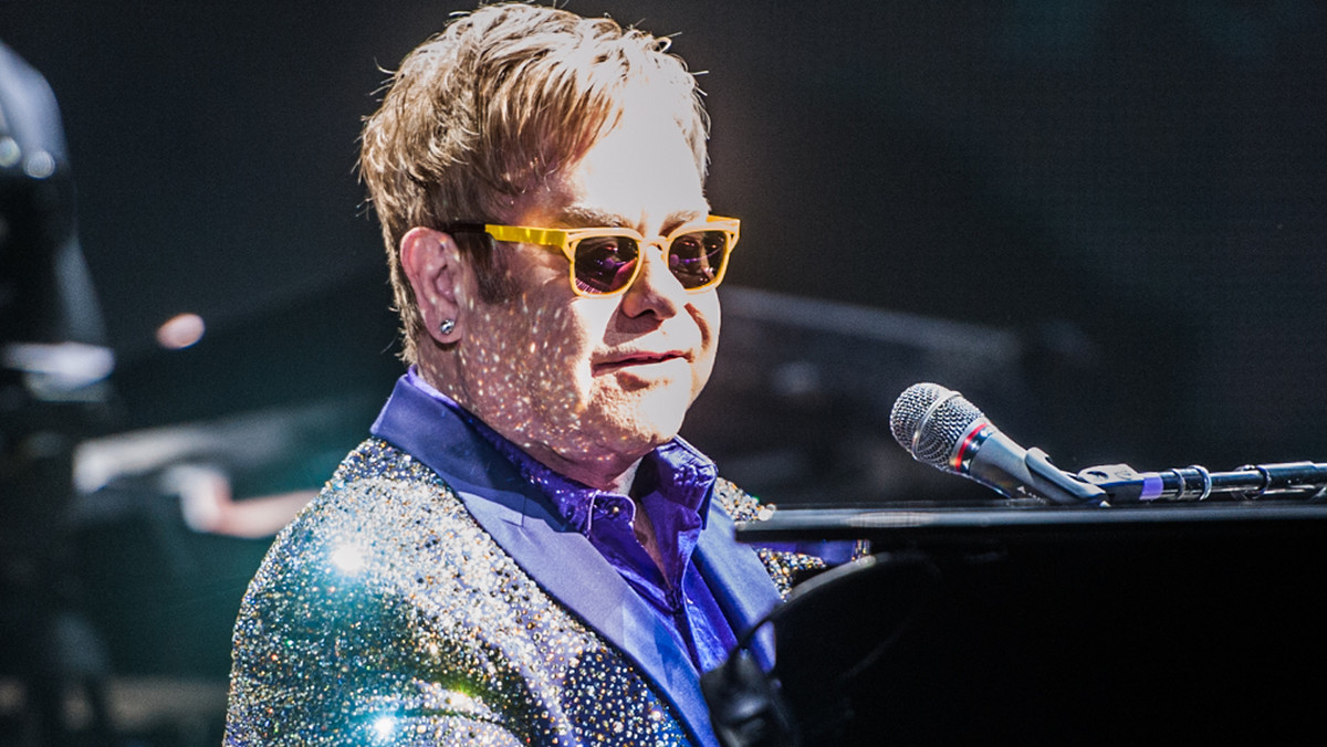 Elton John w rozmowie z BBC przyznał, że chce się spotkać z Władimirem Putinem. Artysta chciałby porozmawiać z prezydentem Rosji o tym, jak homoseksualiści są traktowani w jego kraju. Oprócz tego John spotkał się z prezydentem Poroszenką, którego poprosił o wsparcie środowisk LGBT. Niedługo po tym, jak wokalista wyraził chęć rozmowy z Putinem, prezydent Rosji zadzwonił do niego.