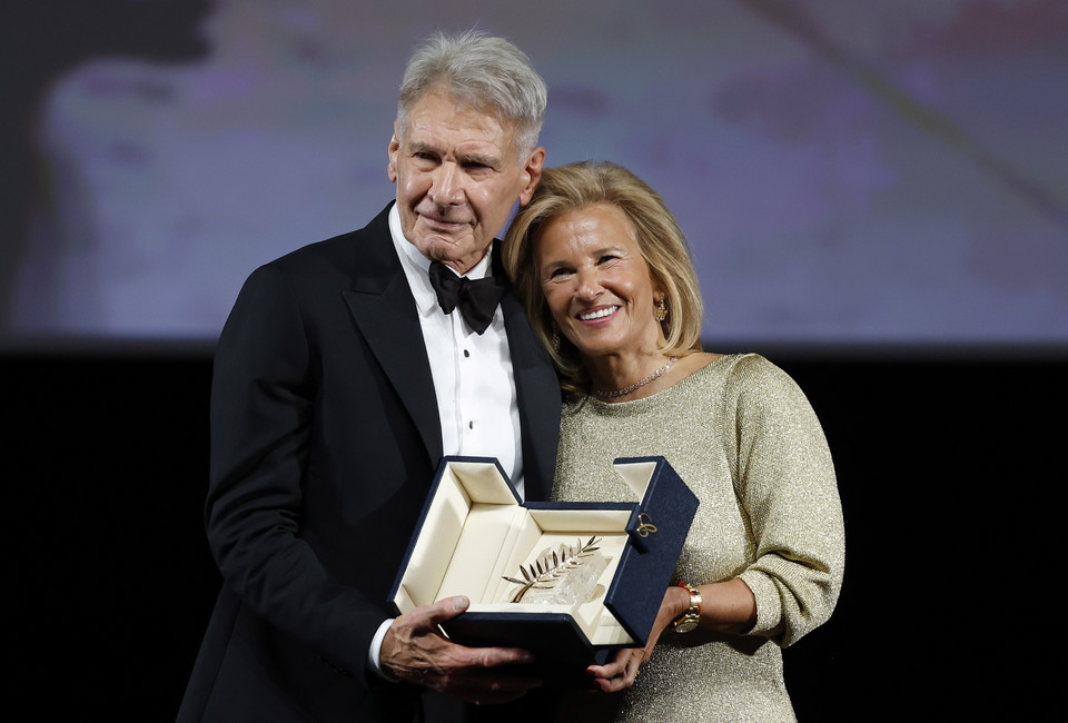 Harrison Ford odbiera nagrodę na festiwalu w Cannes z rąk Iris Knobloch, 2023 r.