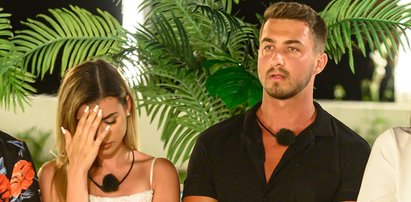 Skandal w "Love Island". W domu pełnym kamer uczestnik znalazł sposób, aby komunikować się ze swoją dziewczyną. Widzowi są oburzeni!