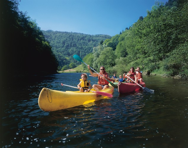 Świetnym pomysłem na odpoczynek jest spływ alpejską rzeką